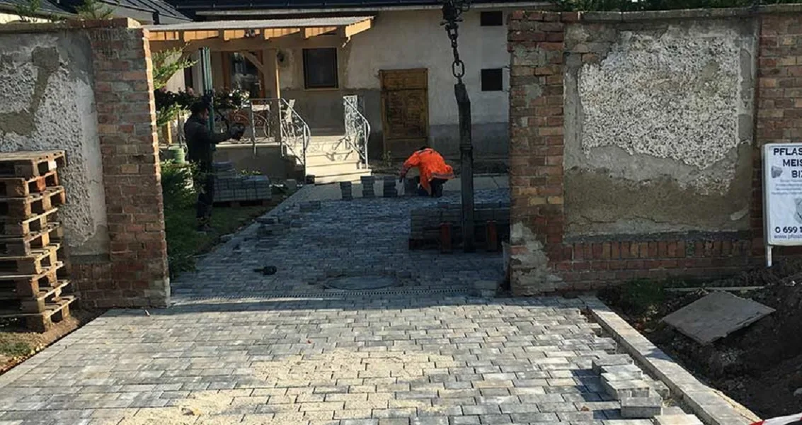 Pflasterarbeiten an einer Einfahrt