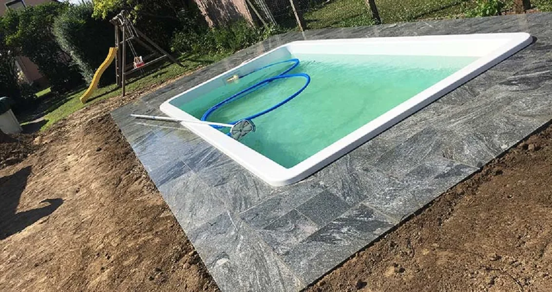 Natursteinumrandung an einem Pool