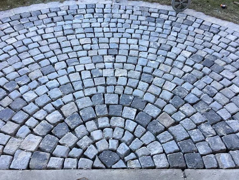 Bogenförmig verlegtes Pflastermuster