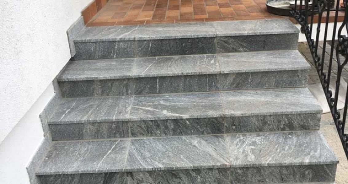 Fertige Treppe aus Naturstein
