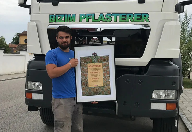 Mustafa Bizim mit seinem Meisterbrief als Pflasterer