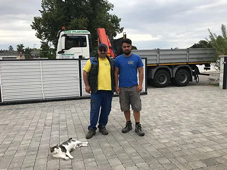 Mehmet und Mustafa Bizim vor einem Firmenfahrzeug